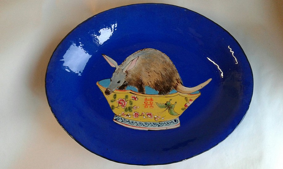 LISA RINGWOOD, AARDVARK IN A FAMILLE ROSE BOWL
HAND COILED VESSELS WITH INCISED (CARVED WITH A NEEDLE) DECORATION, PAINTED WITH SLIP AND DECORATED WITH UNDERGLAZES AND OXIDES
