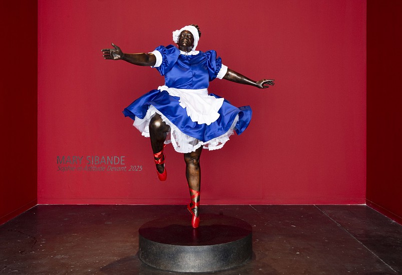 MARY SIBANDE, SOPHIE IN ATTITUDE DEVANT<br />
2025, BRONZE AND FABRIC
